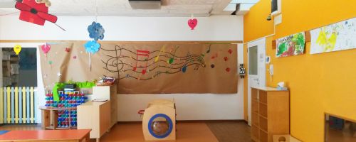 Una stanza colorata e allegra di una scuola per l'infanzia